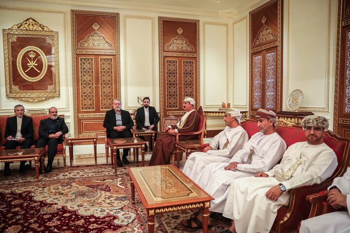Larijani meets Omani minister of royal office