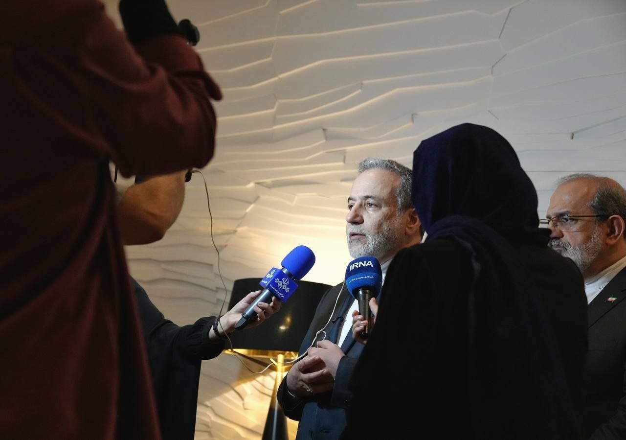 عراقچی: فضای حاکم بر مذاکرات مثبت بود؛ همین رویکرد ادامه یابد، امکان توافق هست/وزیر خارجه عمان: مذاکرات بسیار جدی بود؛ جلسه دیگری در زمان مناسب برگزار خواهد شد